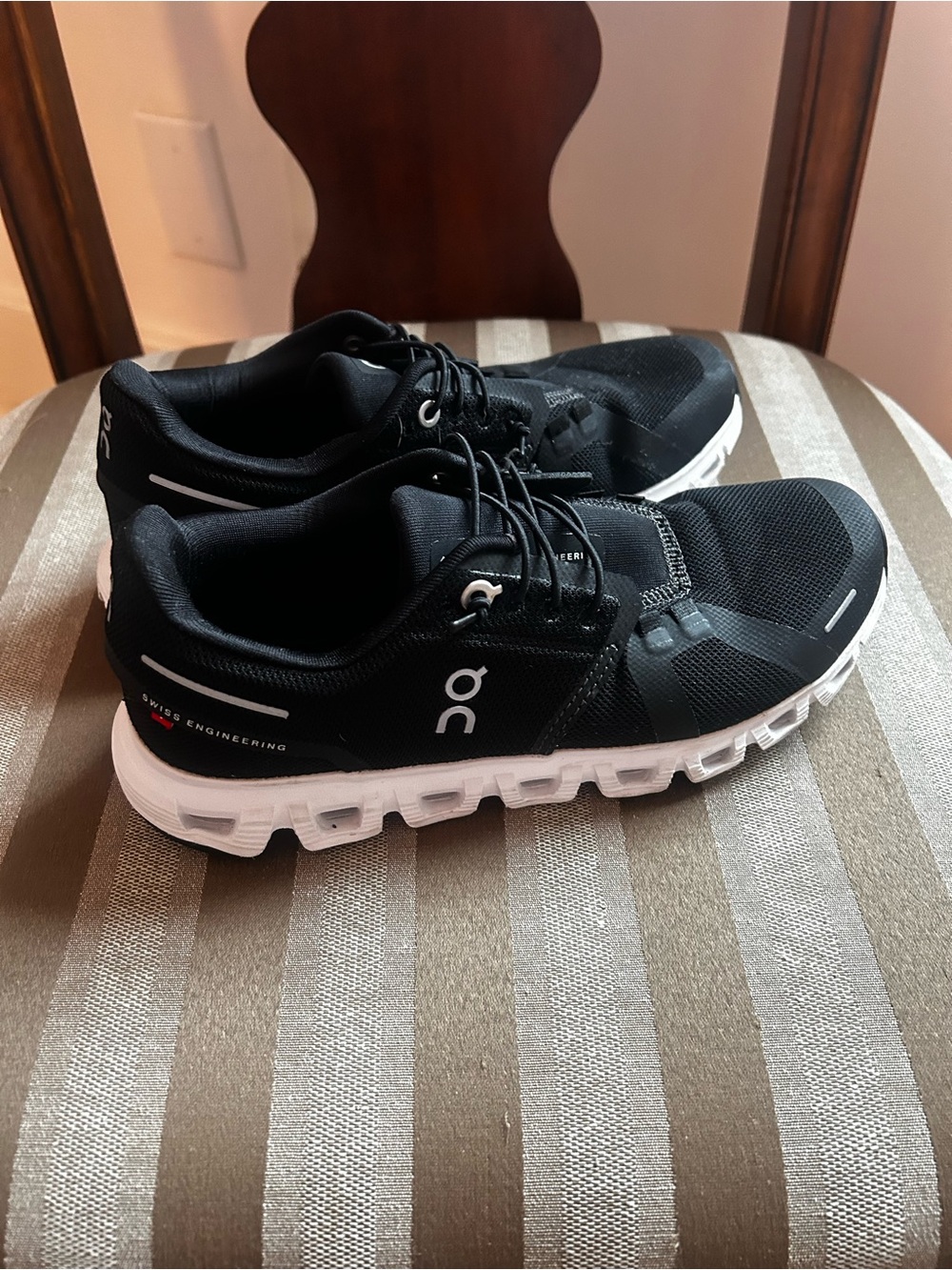 On Running Cloud Women’s Running Shoes in Black/White Size 6